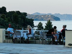 Se sirven comidas y cocina local e internacional; con vista a la playa