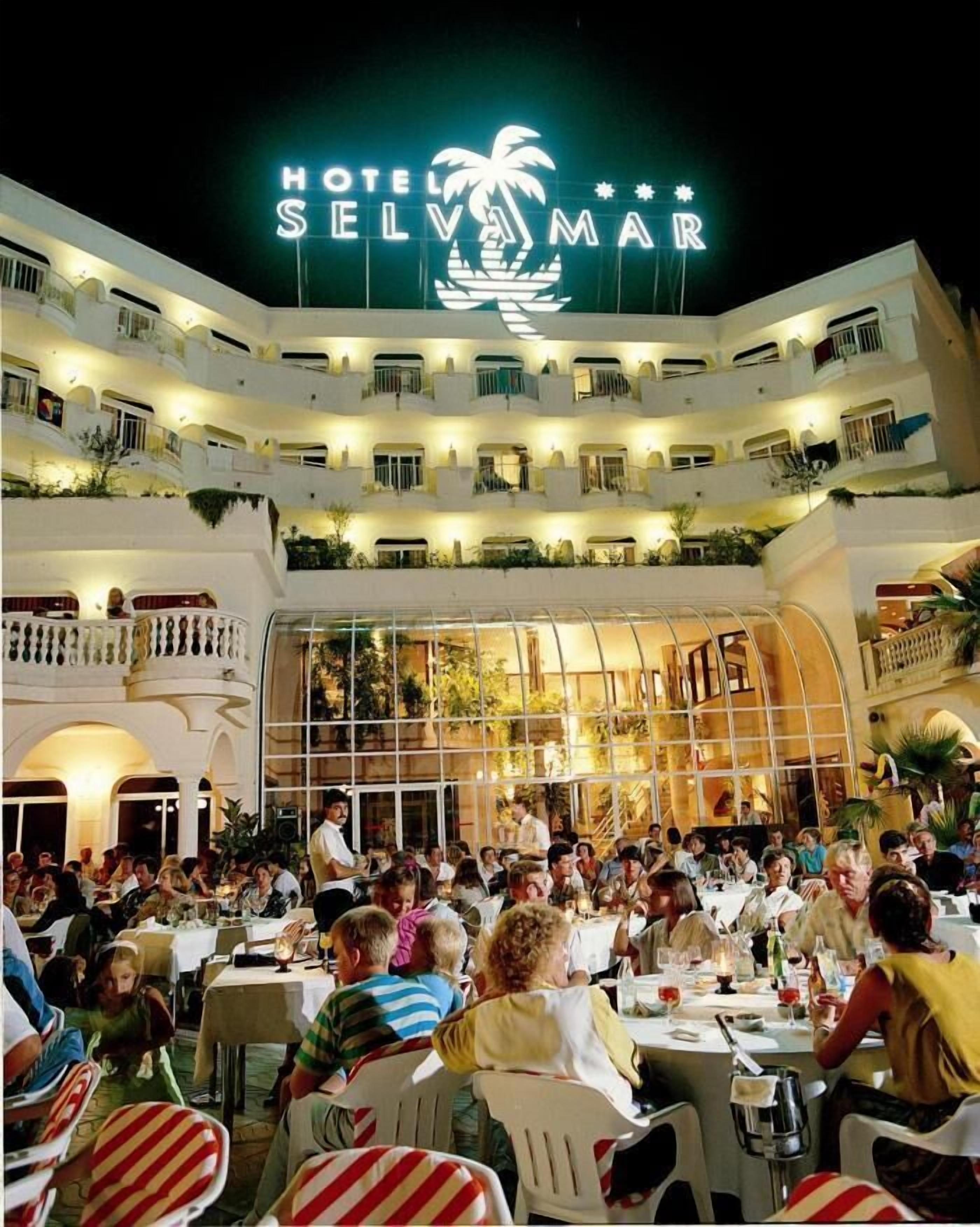 Breakfast, lunch and dinner served