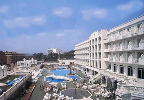 من حمّامات السباحة المغطاة، حمّام سباحة خارجي
