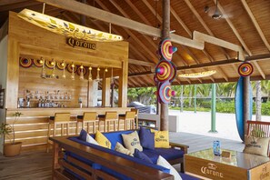 4 bars/lounges, 2 poolside bars, beach bar