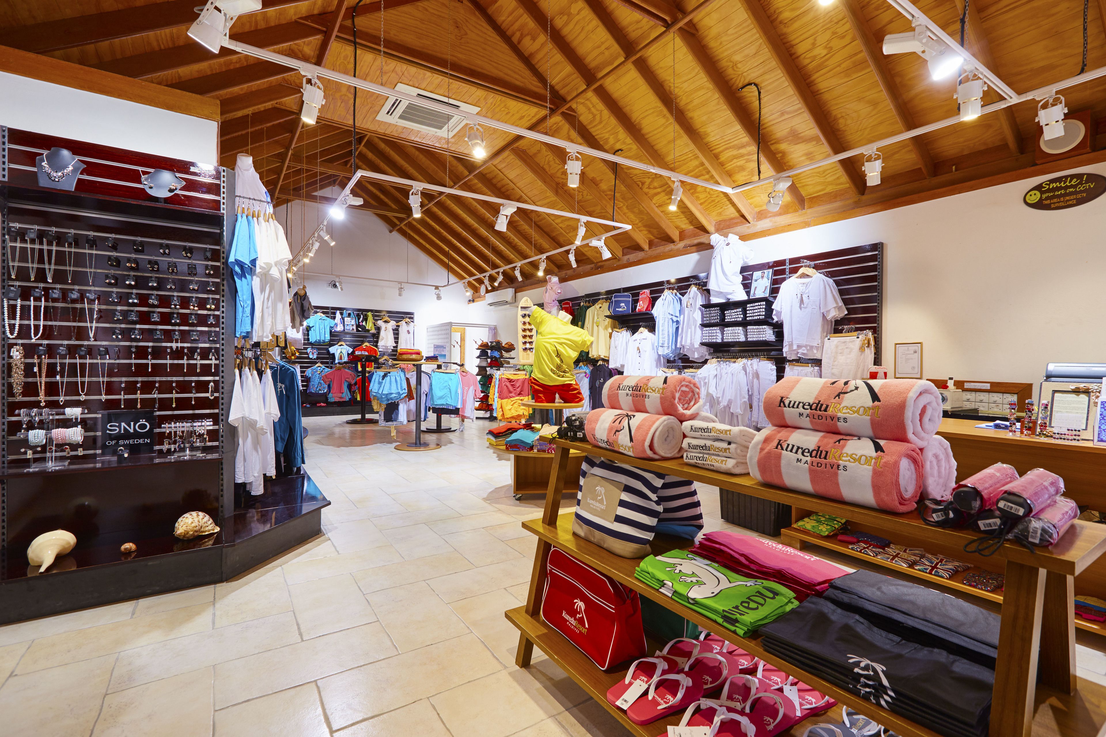 Un magasin de vêtements où sont exposés divers articles d’habillement et accessoires.