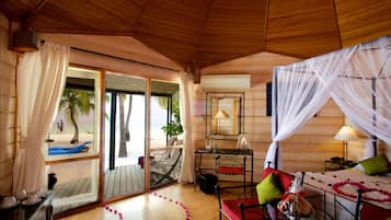 Minibar, in-room safe, desk, free WiFi