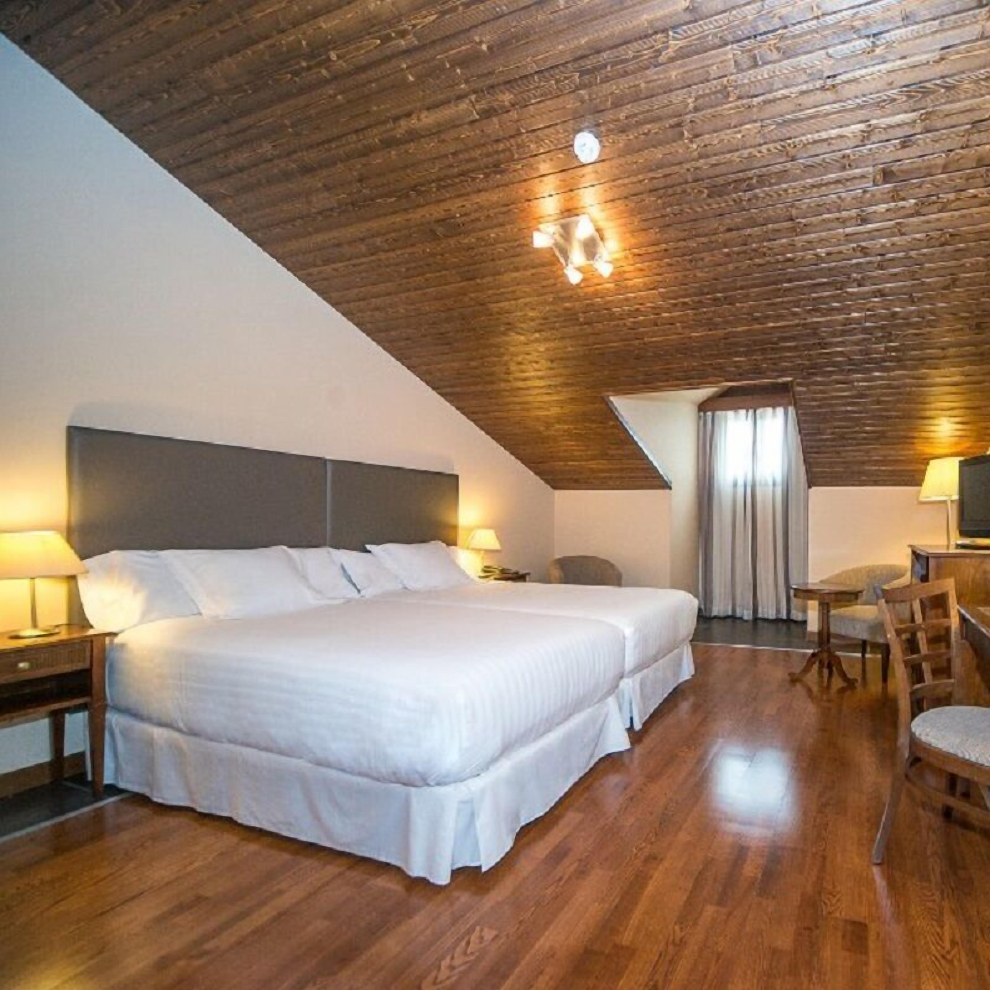 In-room safe, desk, soundproofing, iron/ironing board