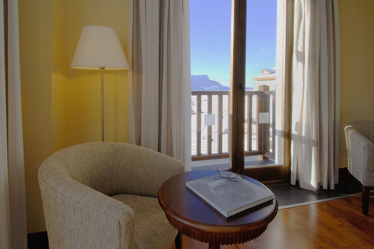 superior double room | 1 bedroom, in-room safe, desk, soundproofing