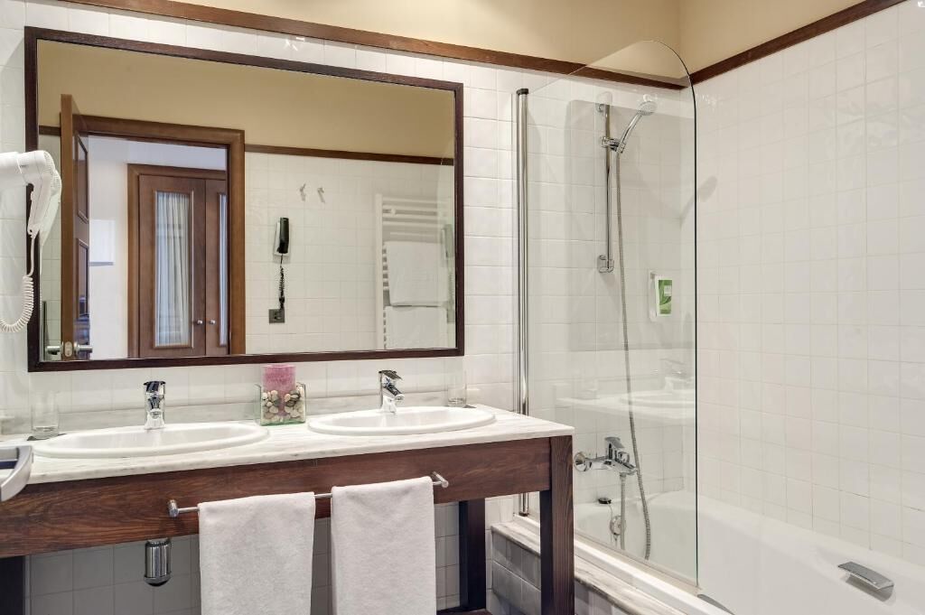 superior double room | bathroom | free toiletries, hair dryer, bidet, towels