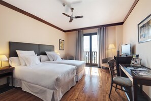 Brankas, meja kerja, kedap suara, dan setrika/meja setrika