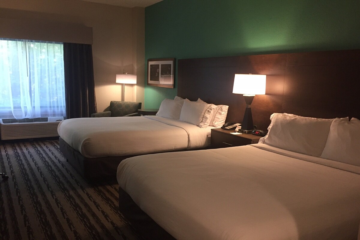 In-room safe, desk, laptop workspace, iron/ironing board