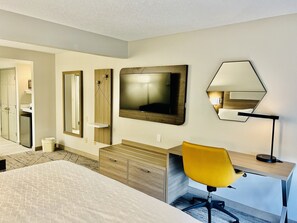 In-room safe, desk, laptop workspace, iron/ironing board - Holiday Inn Express Madison by IHG (Madison)