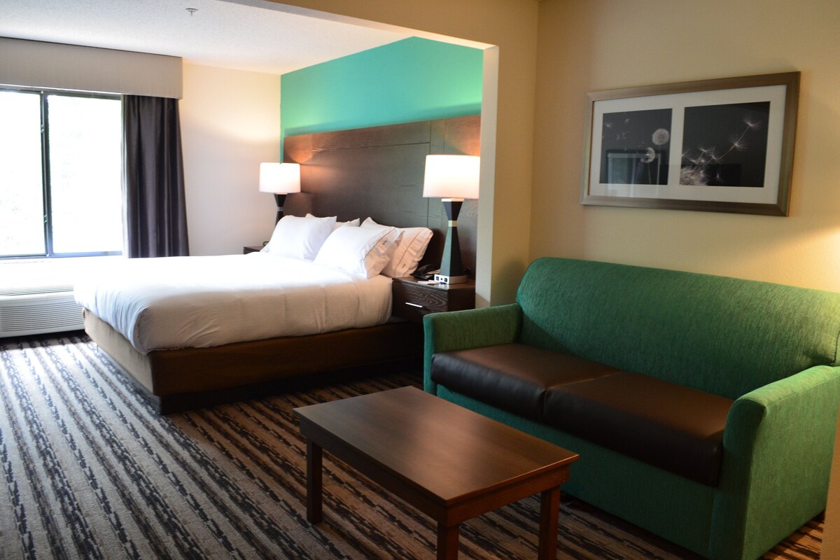 In-room safe, desk, laptop workspace, iron/ironing board