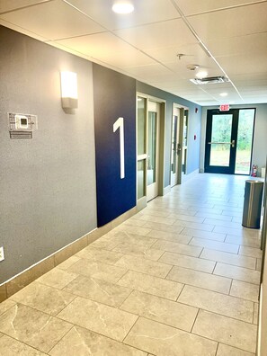 Elevator - Holiday Inn Express Madison by IHG (Madison)