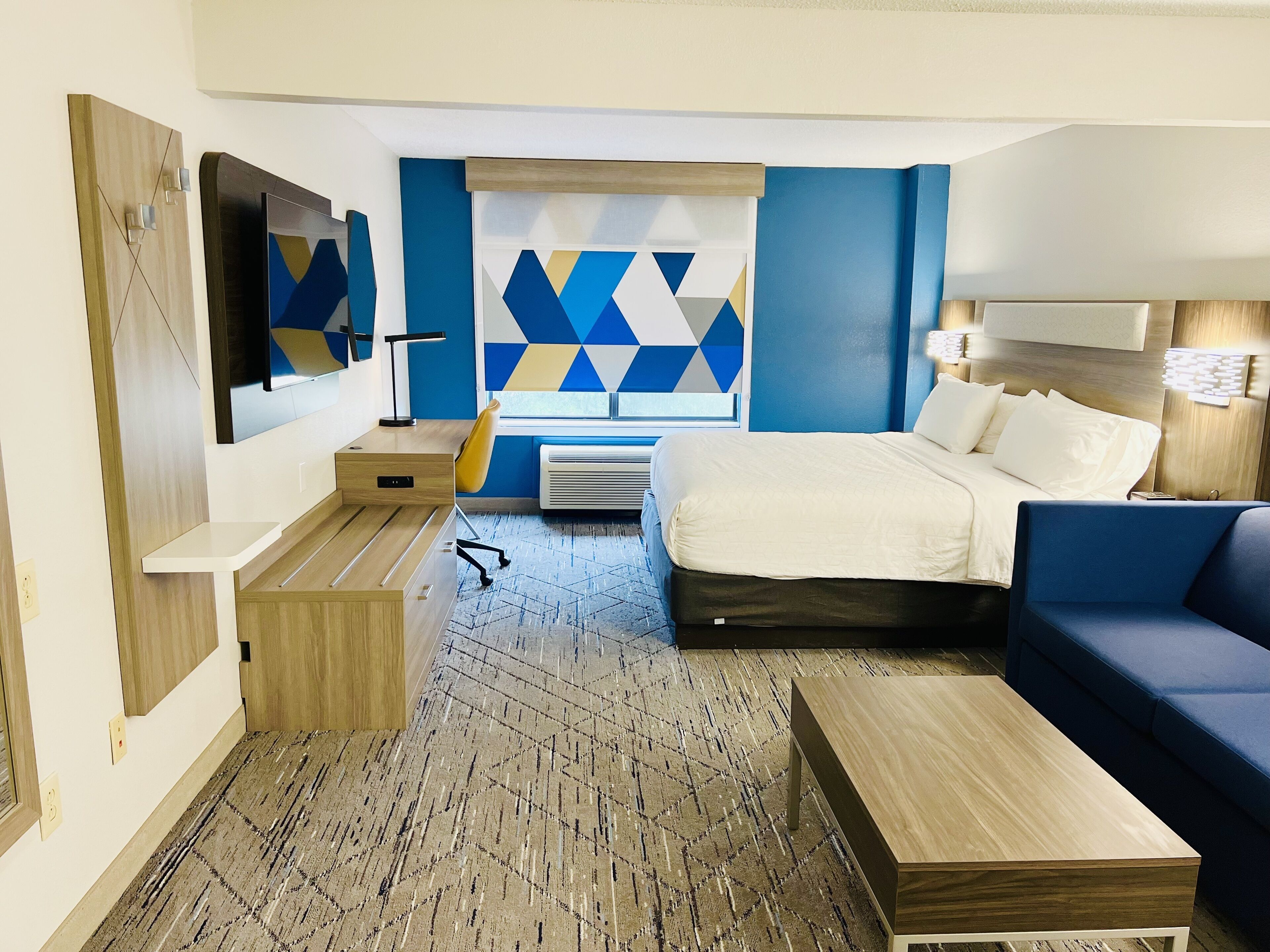 standard room, 1 king bed | in-room safe, desk, laptop workspace, iron/ironing board