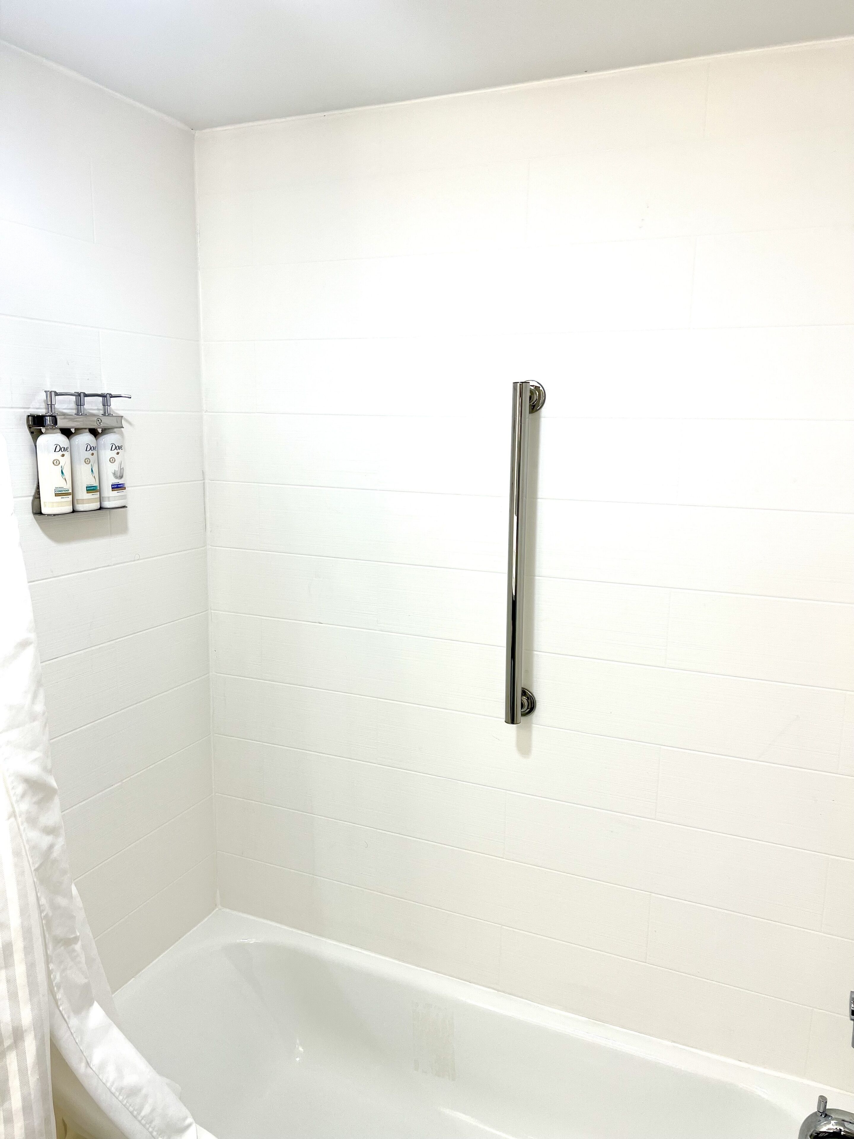 standard room, 1 king bed | bathroom | combined shower/bathtub, free toiletries, hair dryer, towels