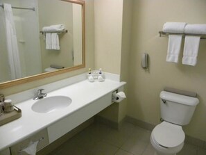 Kombinasi shower/bathtub, pengering rambut,  dan handuk