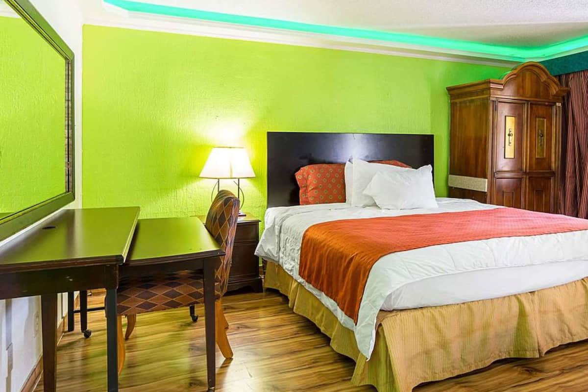 Suite, 1 cama de matrimonio grande, no fumadores, bañera de hidromasaje | 1 dormitorio, escritorio, espacio para trabajar con un portátil