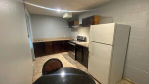Suite, 2 camas matrimoniales, para no fumadores, cocineta | Escritorio y espacio para trabajar con laptop 
