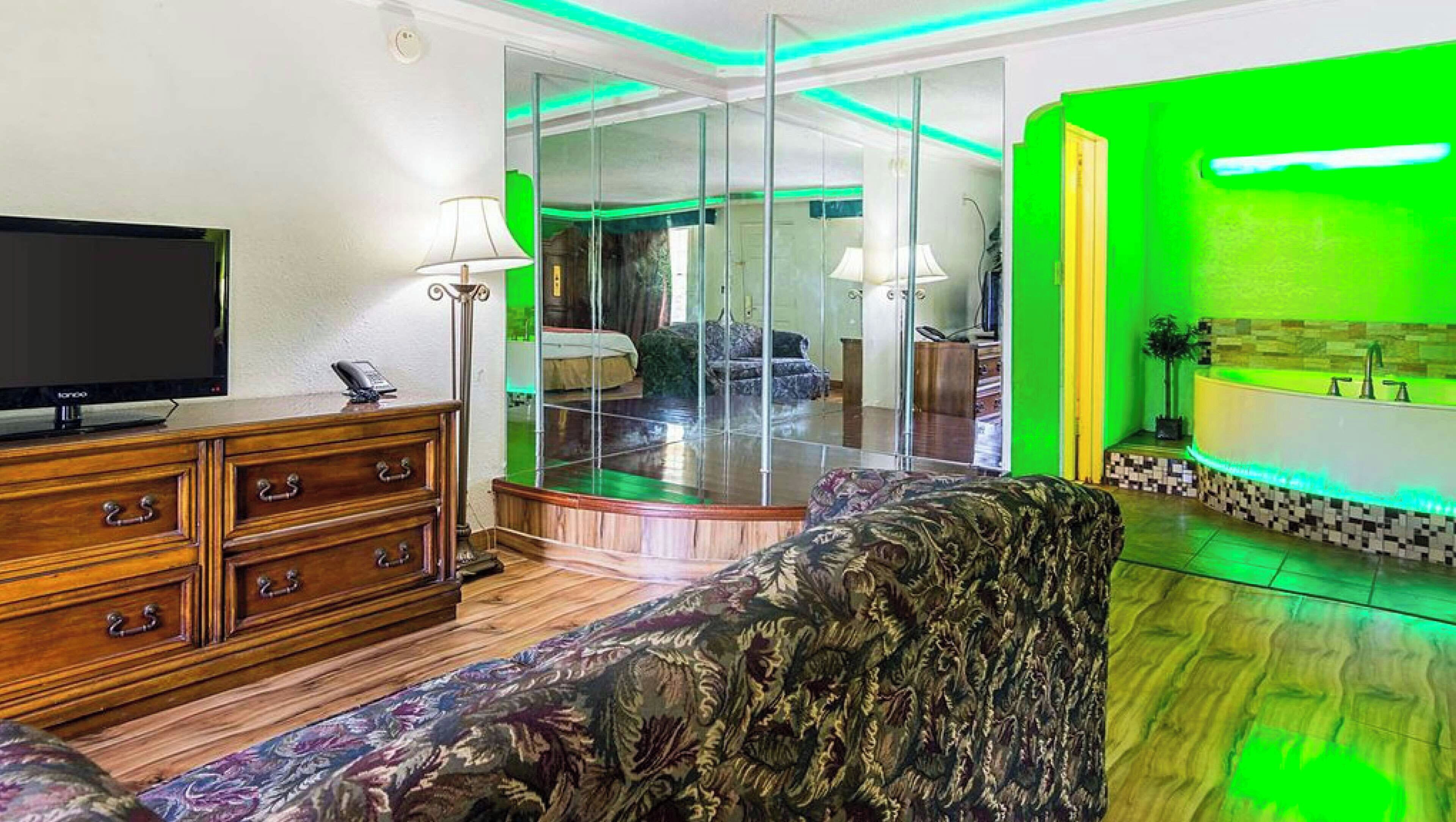 Suite, 1 Tempat Tidur King, Bebas Asap Rokok, jet tub | Meja kerja, ruang kerja ramah laptop, dan setrika/meja setrika