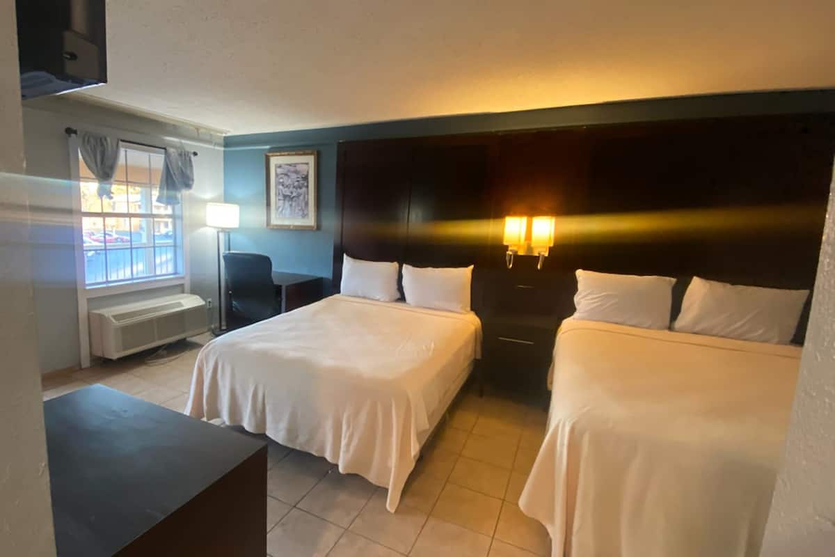 Suite, 2 camas dobles, no fumadores, cocina básica | 1 dormitorio, escritorio, espacio para trabajar con un portátil