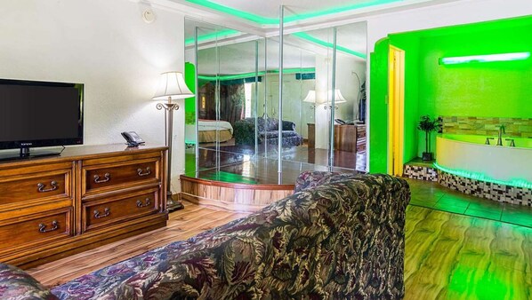 Escritorio y espacio para trabajar con laptop 