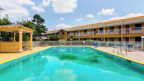 Piscine extérieure (ouverte en saison), cabanons gratuits