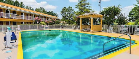 Seasonal outdoor pool, free cabanas, sun loungers