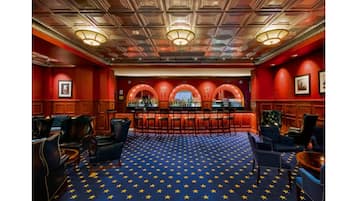 Serverer middag og happy hour