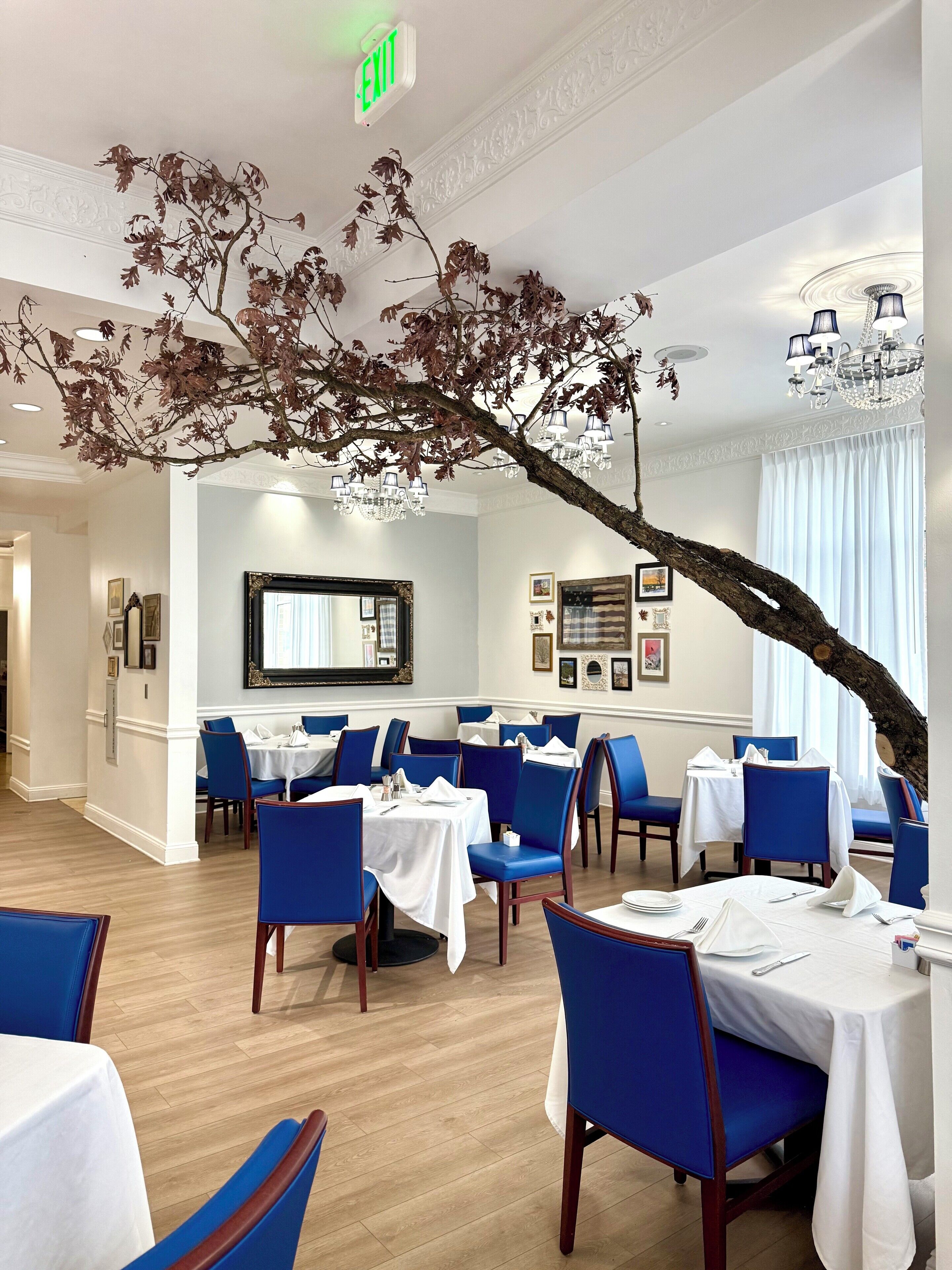 Petit déjeuner et dîner servis sur place