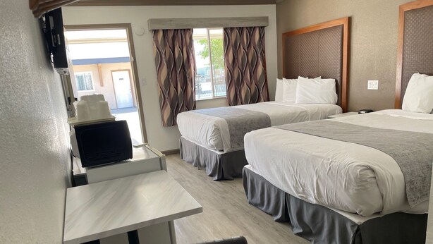 Egyptian cotton sheets, premium bedding, iron/ironing board (on request) - Bishop Inn (Bishop)