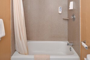 Free toiletries, hair dryer, towels - Bishop Inn (Bishop)