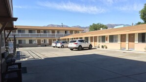 Free self-parking - Bishop Inn (Bishop)