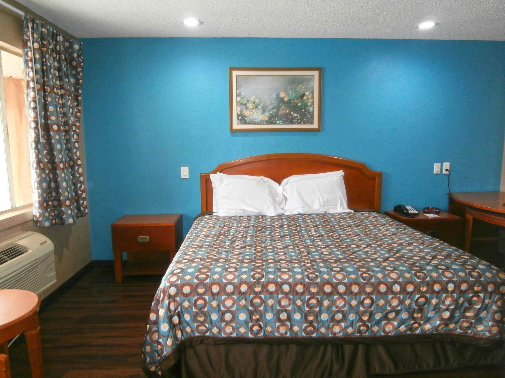 Free WiFi, bed sheets