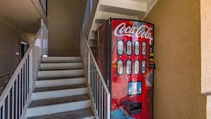 En trappe med en Coca-Cola automat til højre.