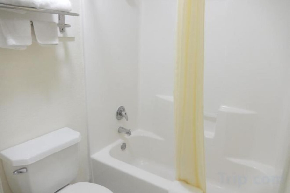 Combined shower/tub, hair dryer, towels