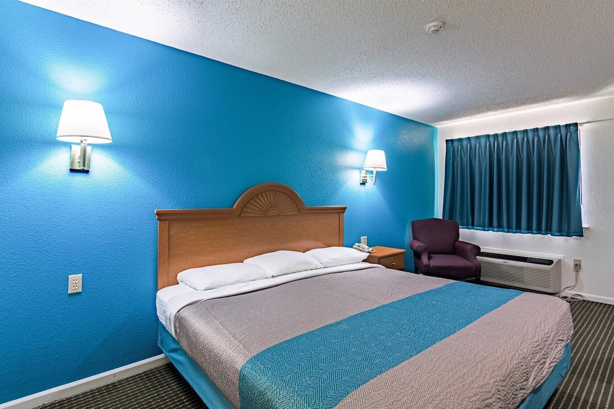 Wi-Fi de cortesia, roupa de cama, despertadores