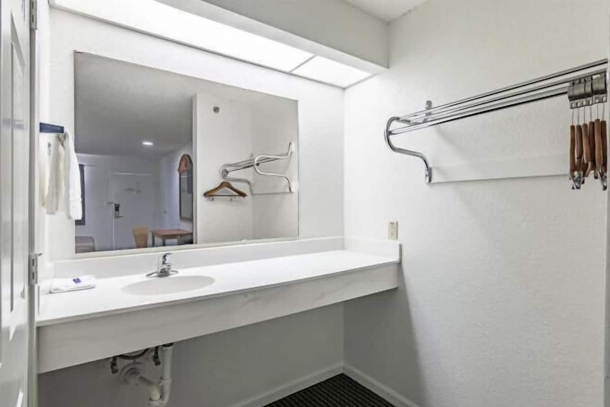 Kombinert dusj/badekar, hårføner og håndklær