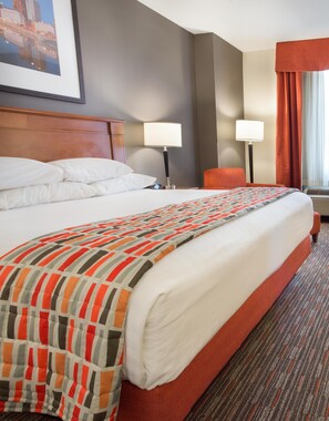 加厚床垫、办公桌、笔记本电脑工作区、遮光窗帘