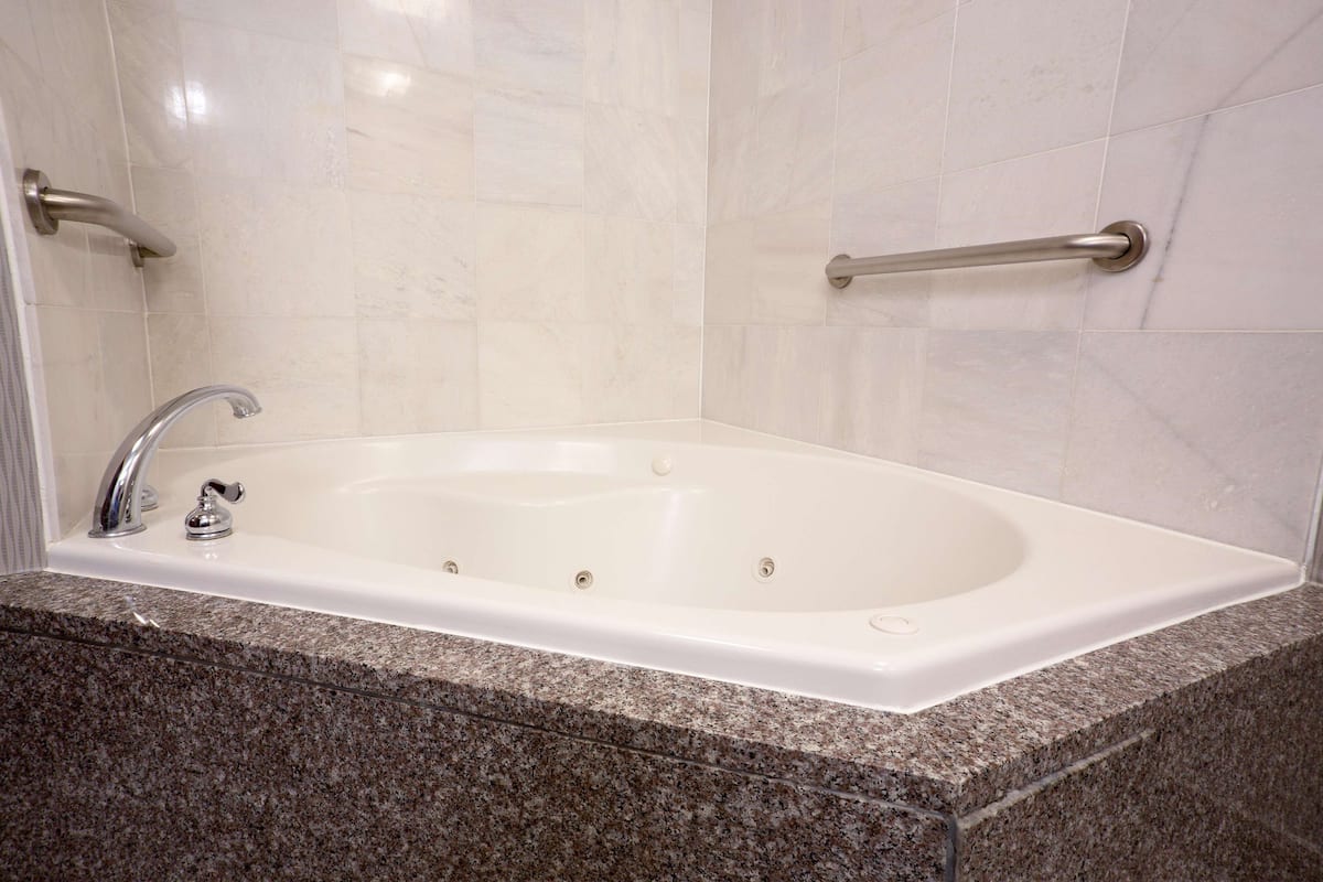 Combined shower/bathtub, free toiletries, hair dryer, towels