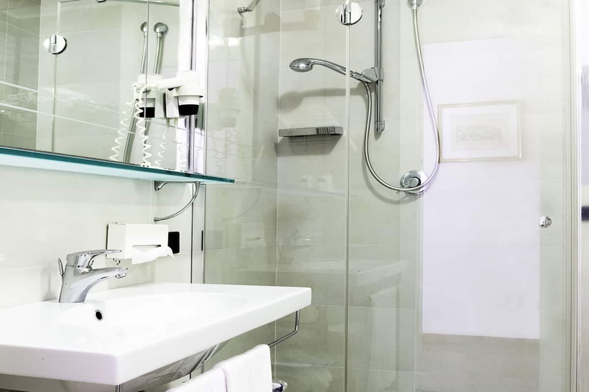Douche, articles de toilette gratuits, sĂšche-cheveux, chaussons