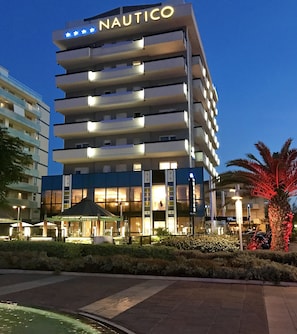 Front of property – evening/night - Hotel Nautico (Riccione)
