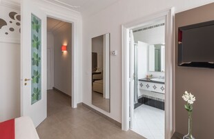 Ropa de cama de alta calidad, cubrecamas y minibar 