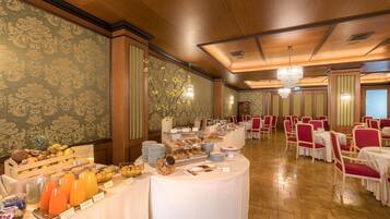 Petit déjeuner continental servi tous les jours en supplément