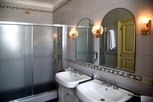 Duş, ücretsiz banyo/kozmetik ürünleri, saç kurutma makinesi, terlik 