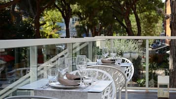DĂźner servi sur place, vue sur la piscine