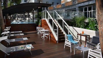 Piscina a l'aire lliure de temporada (horari: 09:30-21:30) i gandules