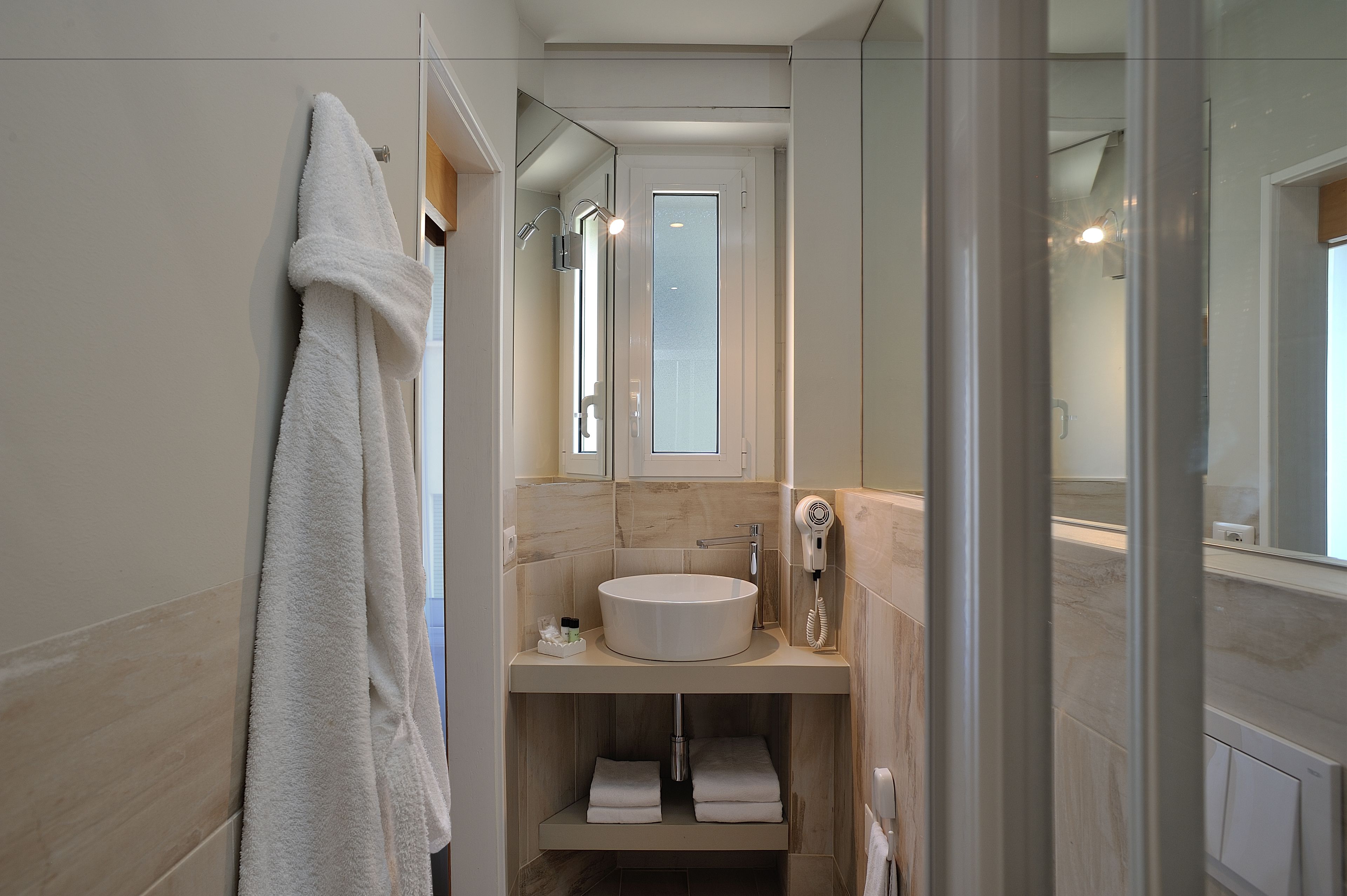 deluxe single room, non smoking | bathroom | shower, free toiletries, hair dryer, bidet