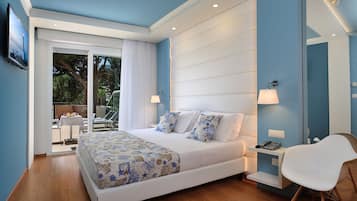 Deluxe kamer, 1 twee- of 2 eenpersoonsbedden, 1 slaapkamer, balkon | Donsdekens, een minibar, een kluis op de kamer, een bureau