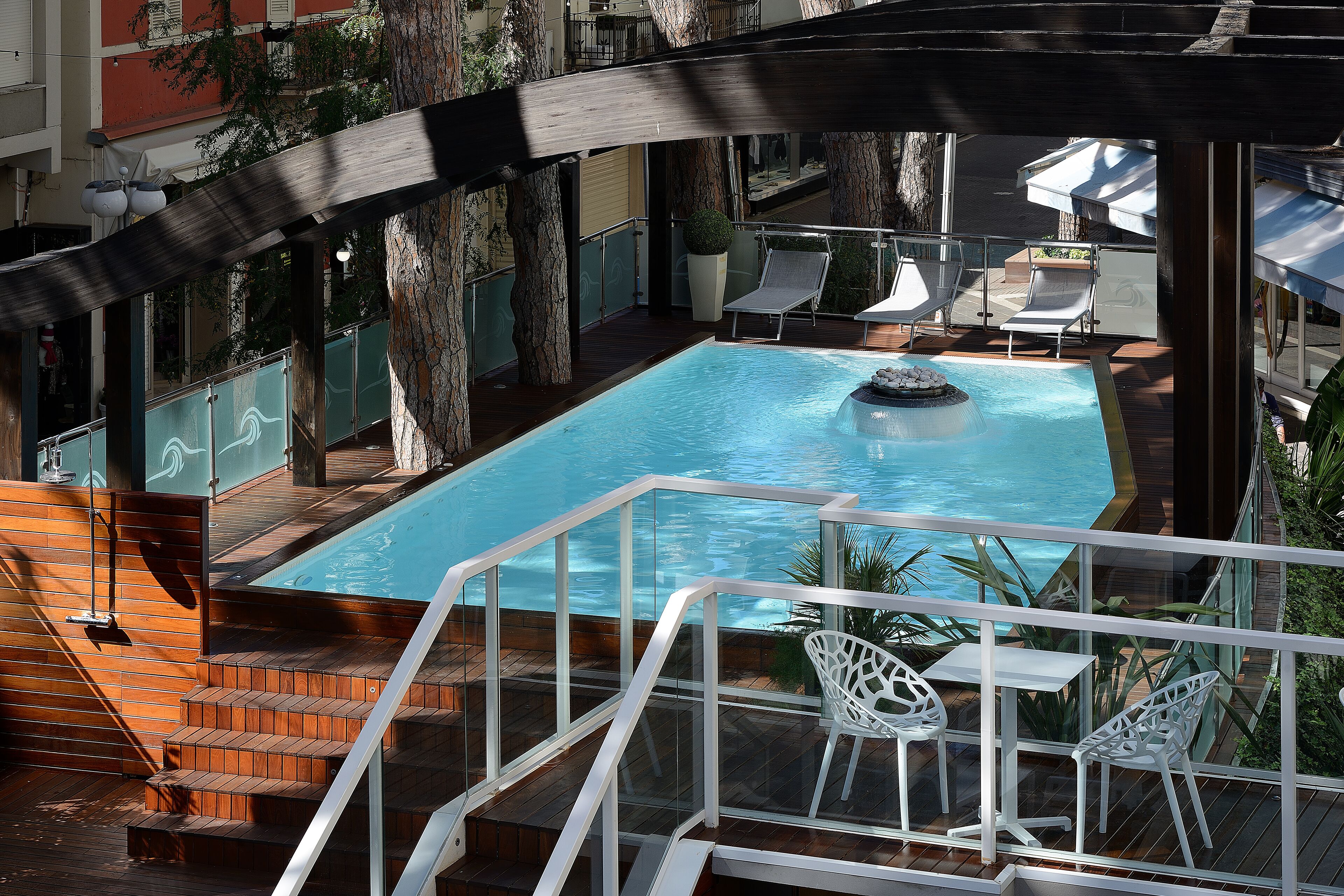 Una piscina al aire libre de temporada (de 09:30 a 21:30), tumbonas