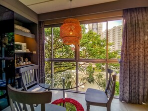 Habitación cuádruple Deluxe | Vista del balcón