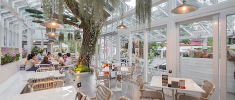 Se sirven desayunos, comidas y cocina tailandesa con vista al jardín