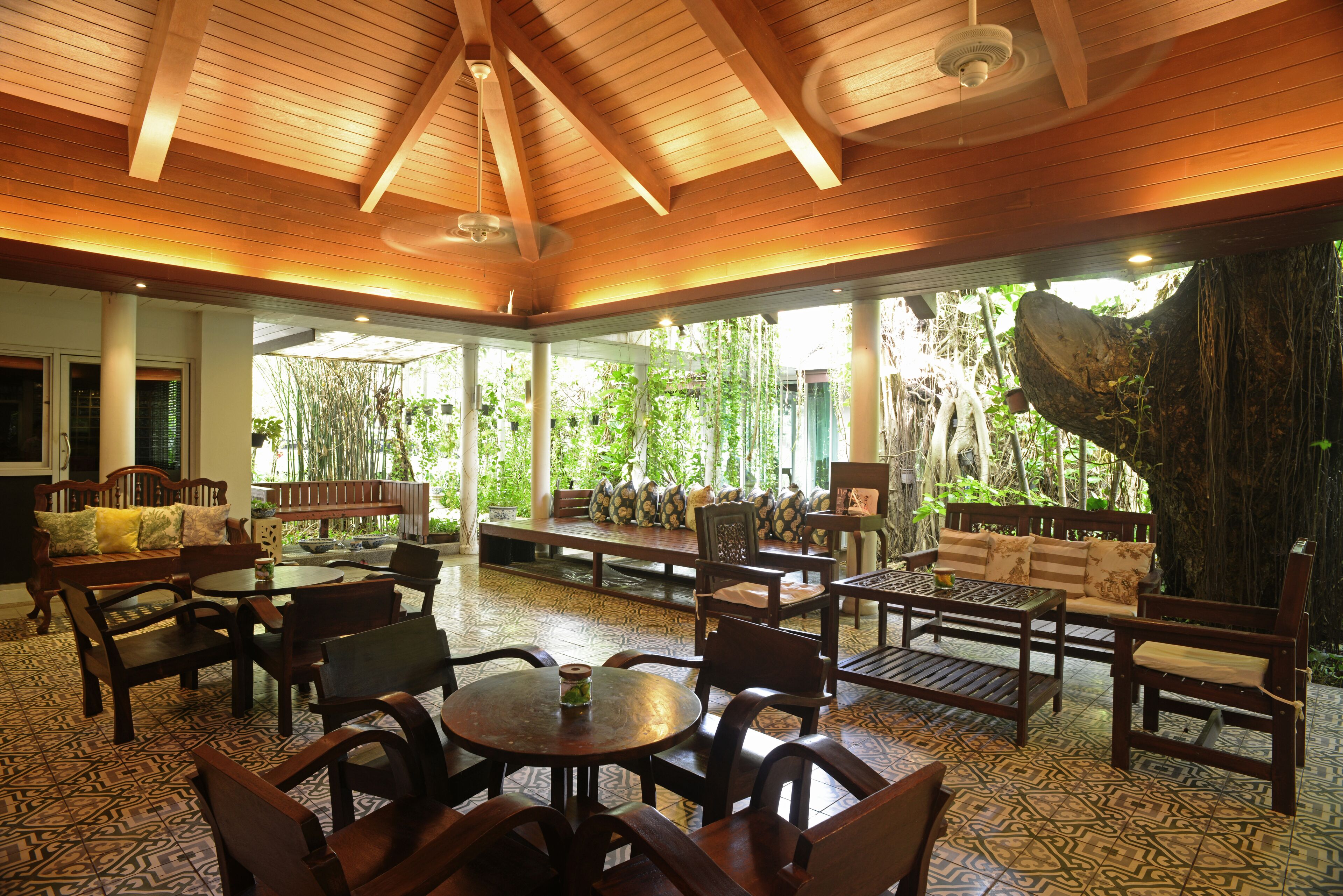 Couples treatment room(s), sauna, hot tub, steam room, body treatments