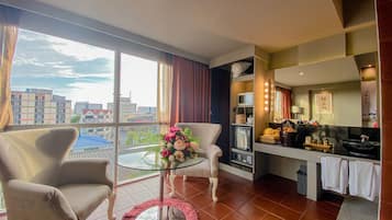 Executive Triple room | Free minibar, in-room safe, desk, iron/ironing board